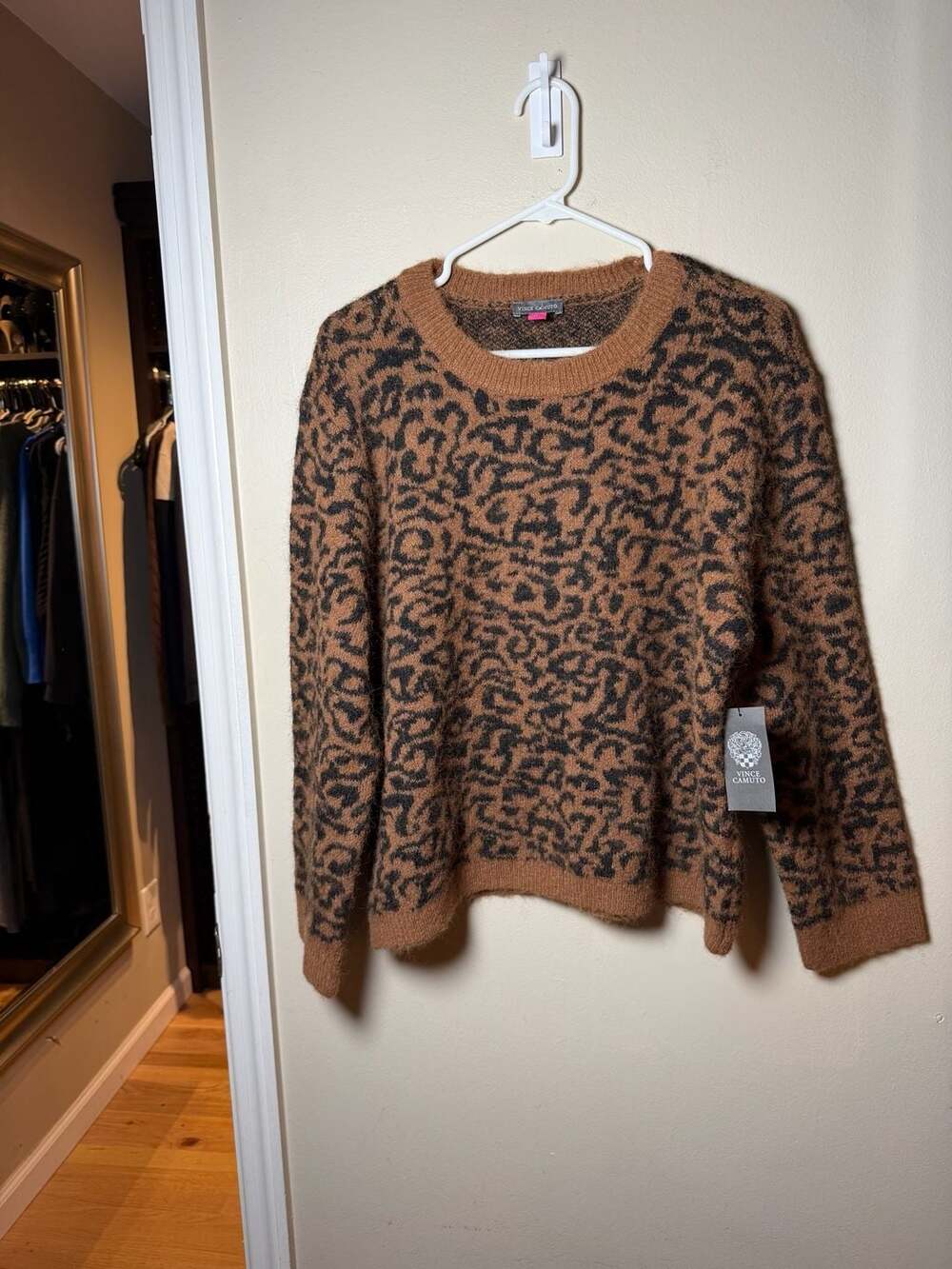 Leopard cozy sweater soft trending Vince Camuto Leopard Print Crewneck Sweater S